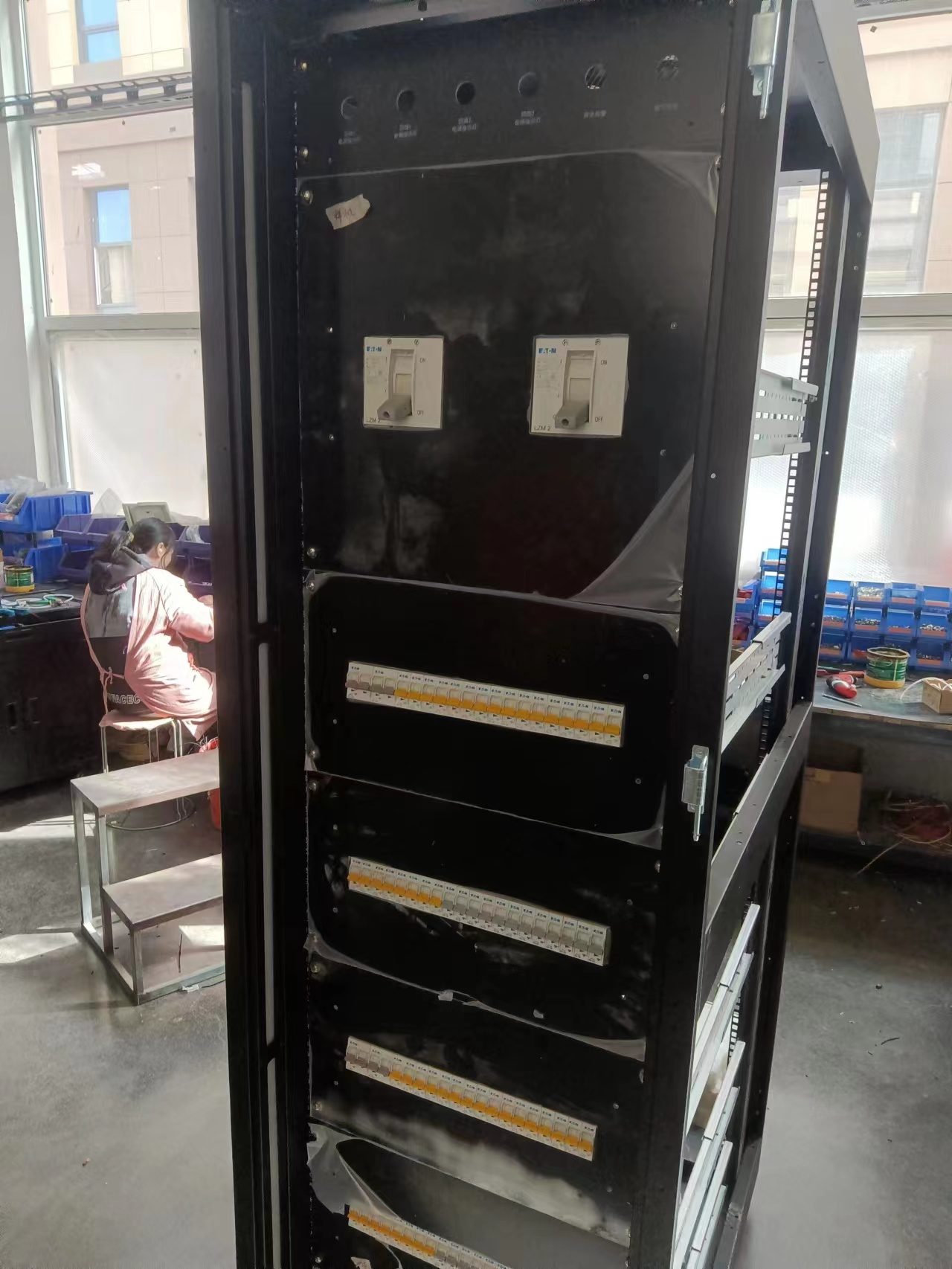 Eaton-Leistungsschalter im integrierten Stromschrank