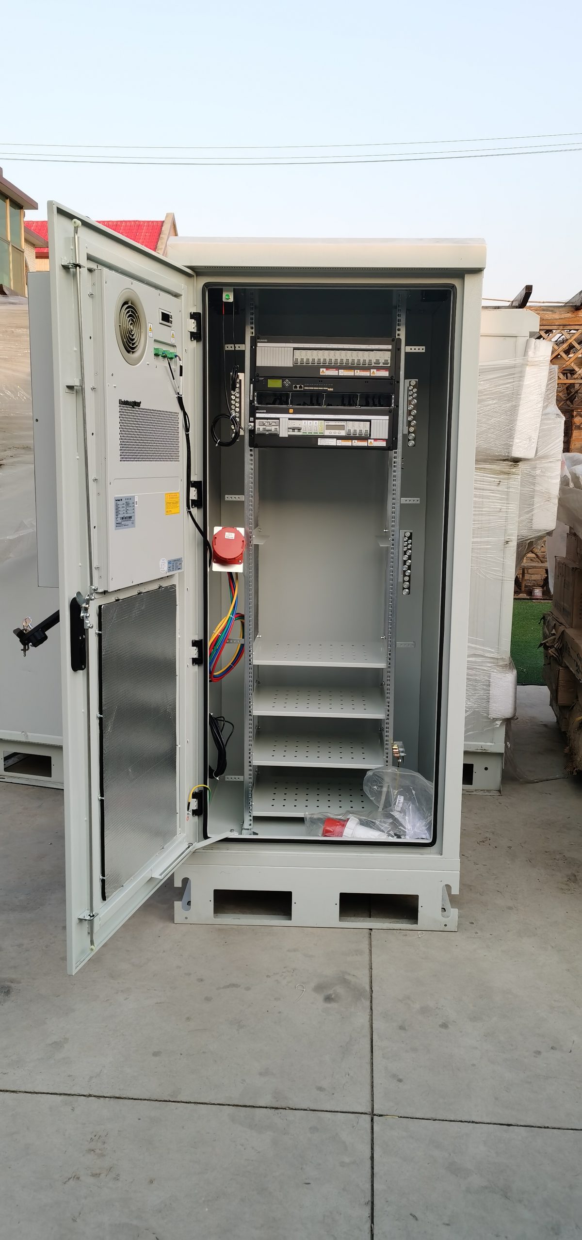 Outdoor-Integralschrank für Strom — Telekom-Standort