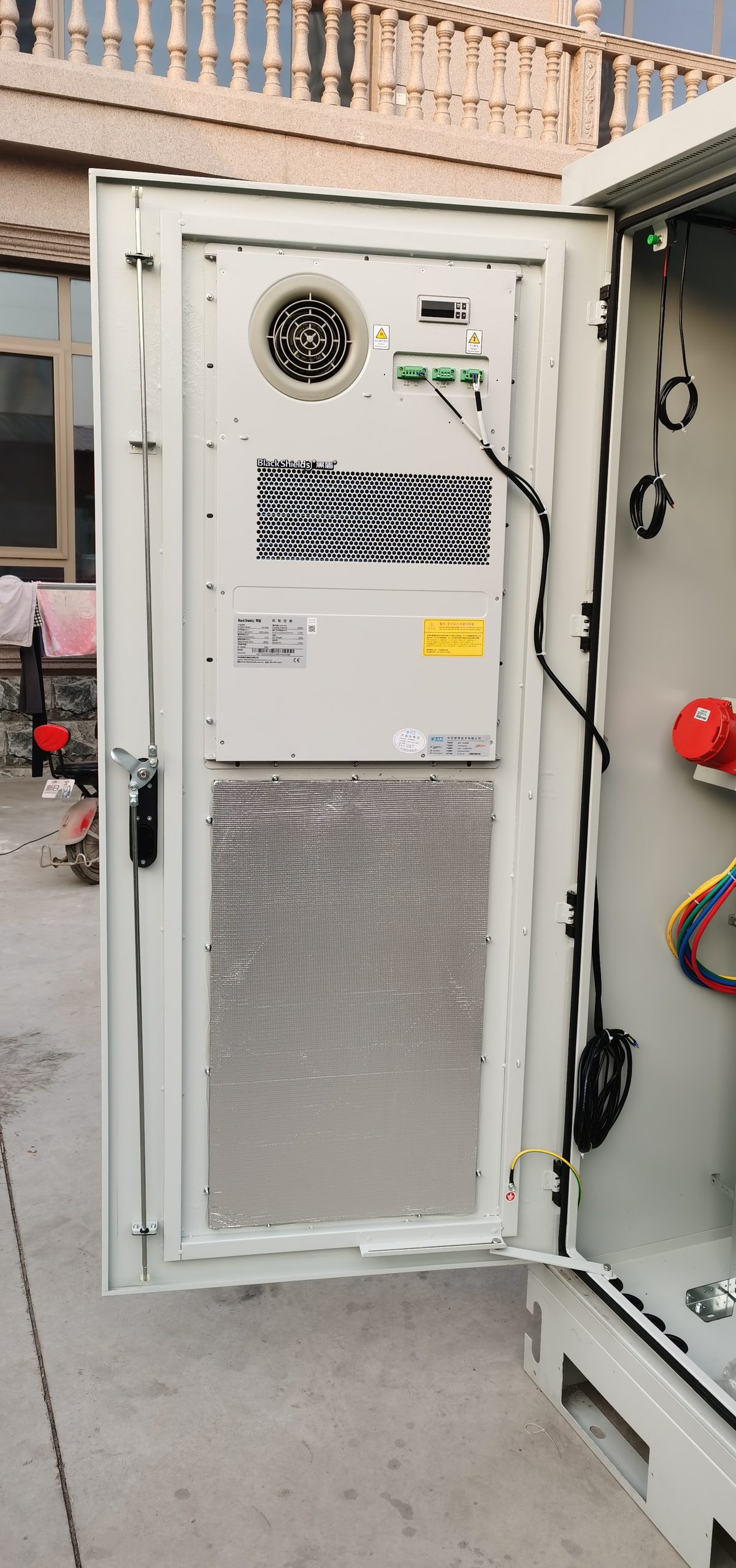Outdoor-Stromschrank mit Gleichrichtersystem, Turmstandort